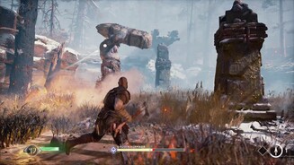 God of WarAtreus‘ Pfeile (links im Bild) lenken die Feinde ab, damit wir sie umrunden können.