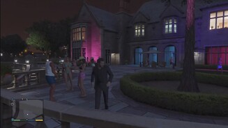 GTA 5 – Playboy-Mansion
In Vinewood befindet sich eine Art Playboy-Mansion. Begeben wir uns dort hin und machen Fotos von den oberkörperfreien Frauen, kann dies zu handgreiflichen Auseinandersetzungen mit deren Freunden führen.