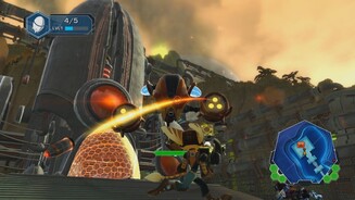 Ratchet + Clank: QForceGroße Feinde haben große Kaliber. Da hilft nur in Bewegung bleiben.