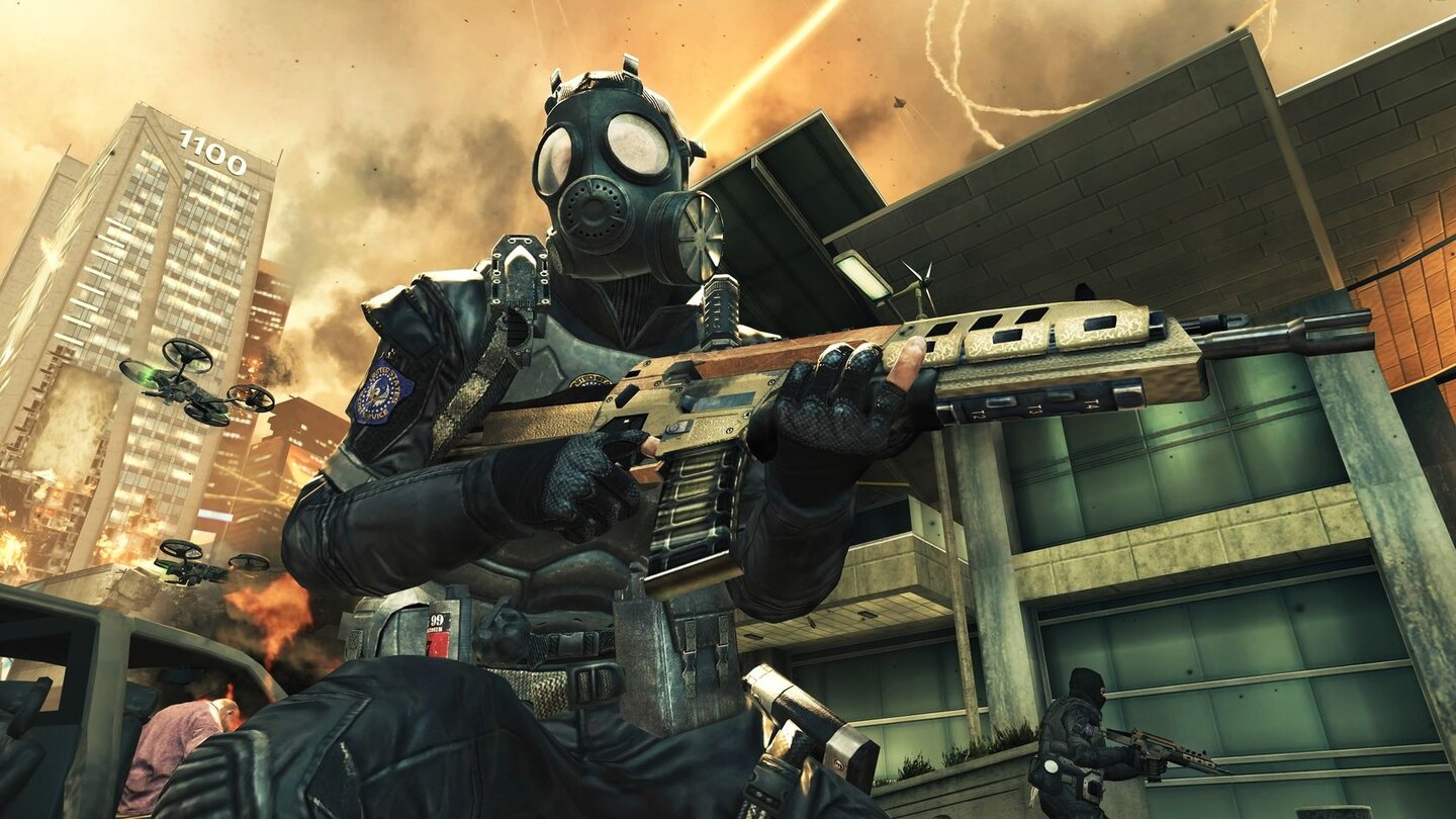Call of Duty: Black Ops 2Wir waren durchaus überrascht von Black Ops 2. Schließlich hatte man so langsam die Hoffnung auf neue Ideen in der Serie aufgegeben. Doch 2012 kamen sie: Black Ops 2 spielt sowohl in der Vergangenheit als auch in der Zukunft im Jahr 2025, wo wir als David Mason, Sohn von Alex Mason, gegen die Terror-Organisation Cordis Die und ihren Anführer Menendez kämpfen. Und der hat tatsächlich richtig Charakter - zumindest für eine Videospiel-Figur.Auch neu: Die Story bietet unterschiedliche Endsequenzen abhängig von unserer Leistung im Spiel und von einigen SchlüsselentscheidungenAm eigentlichen Spielprinzip ändert sich nicht viel, Black Ops 2 ist eine Schießbude, aber die Level lassen uns teilweise etwas mehr Auslauf und dank technischer Zukunftsspielerinnen gibt es auch bei der Ausrüstung Innovationen, beispielsweise Drohnen. In der Vergangenheit schwingen wir uns derweil auch mal auf einen Pferderücken - kein Highlight des Spiels, wie eigentlich fast alle der Rückblicksmissionen enttäsuchenUnd noch mehr Neues: Im Strike-Force-Modus darf der Spieler aus der Vogelperspektive auch Soldaten und Kriegsgerät kommandieren. Der Koop-Zombie-Modus wurde stark ausgebaut, kommt aber nicht gut an, weil die Spieler nicht wissen, was sie den nun eigentlich tun sollenAuch beim Multiplayer gibt es Probleme, die Maps sind vergleichsweise langweilig. Technisch kann das Spiel weder in der Solo-Kampagne noch im Multiplayer voll überzeugen, auch wenn die Script-Inszenierung fast durchweg bombastisch ist.