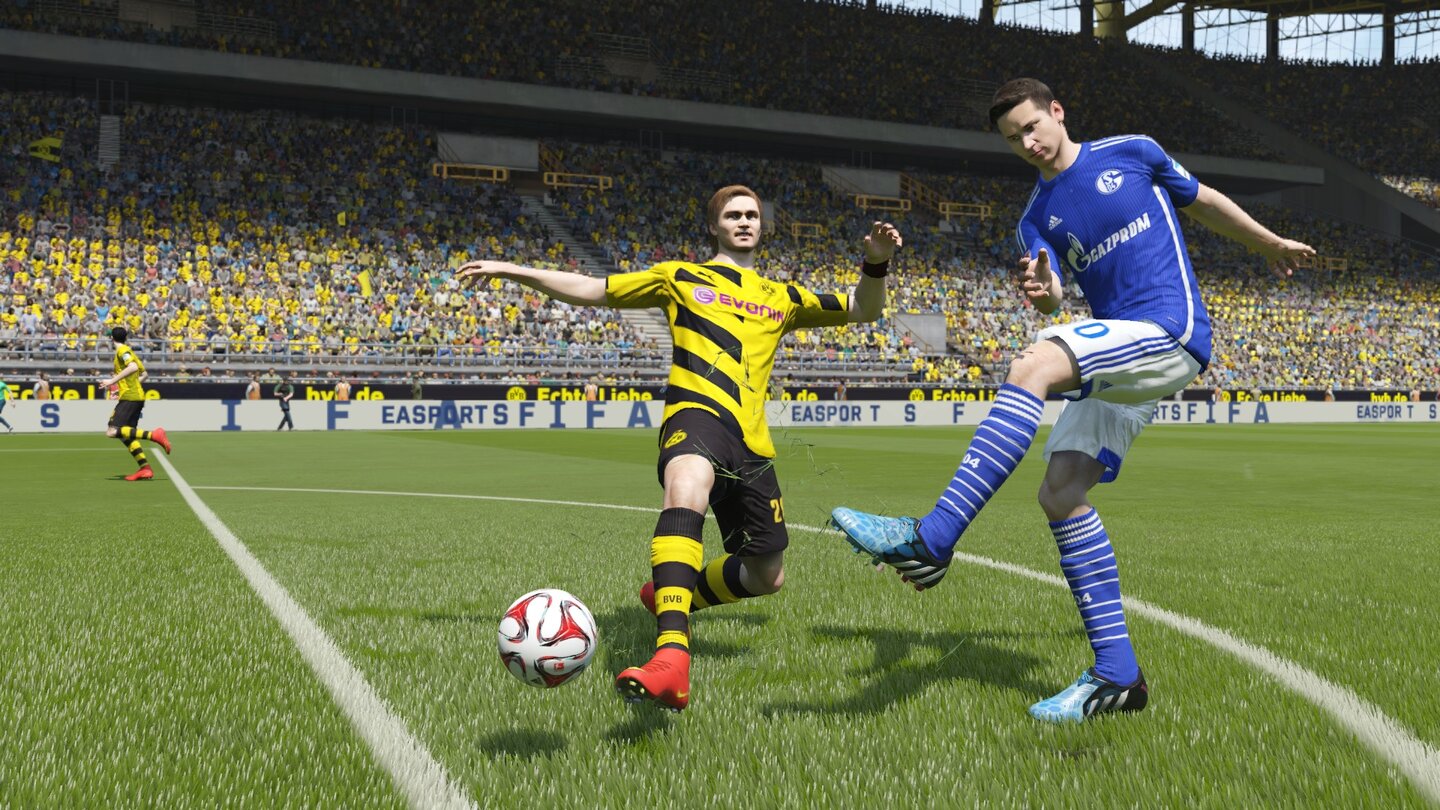 Fifa 15Abpraller kommen häufiger, aber nicht übermäßig oft vor. Hier feuert Schalkes Draxler einen satten Schuss ab …