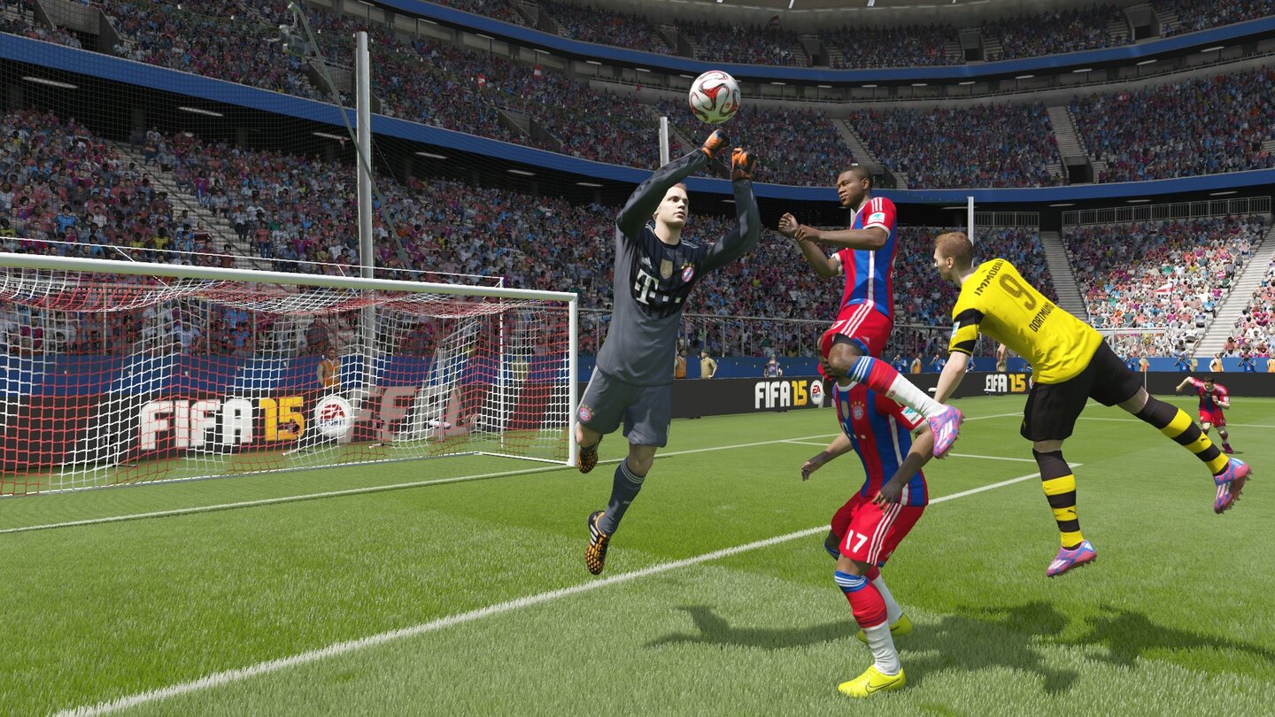 Fifa 15Alaba und Boateng üben sich vergebens im Räuberleitern, Neuer faustet den Ball weg.