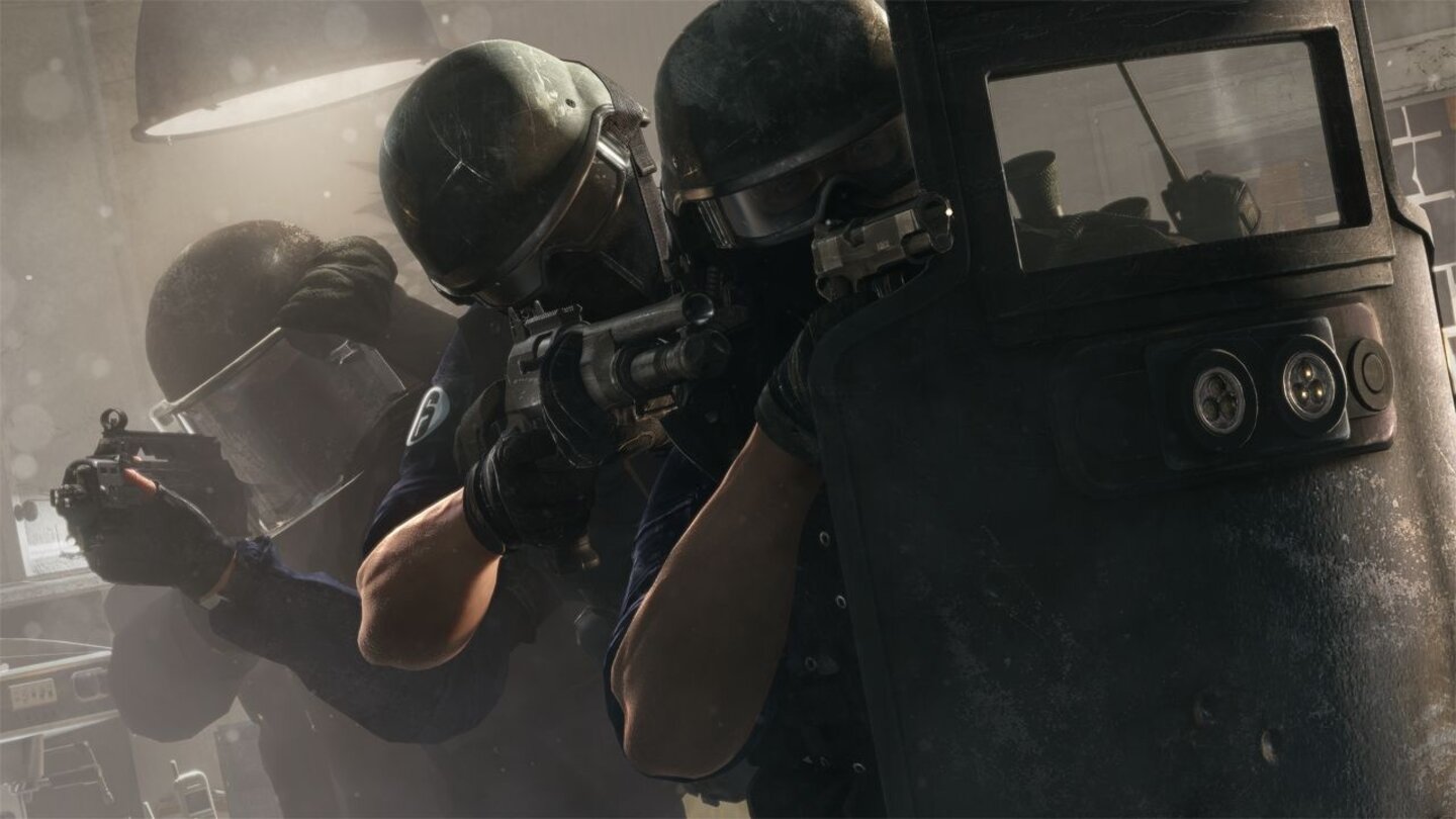 Rainbow Six: Siege (2015)Mit Tom Clancys Rainbow Six: Siege wurde auf E3 2014 ein neuer Ableger der Taktik-Shooter-Serie angekündigt. Siege wird bei Ubisoft Montreal entwickelt legt den Fokus auf Close-Quarter-Gefechte in sogenannten »Sieges«, also Belagerungen. Dabei kann die Umgebung genutzt werden um Barrikaden zu errichten und z.B. Gebäude in Festungen zu verwandeln, während das angreifende Team diese Befestigungen mit allen Mitteln erstürmen muss um dort z.B. eine Geisel zu befreien. Neben einer Solo-Kampagne gibt es auch Koop-Einsätze und einen umfangreichen Multiplayer-Part. Nach langer Abstinenz kehrt außerdem der Planungs-Modus zurück.